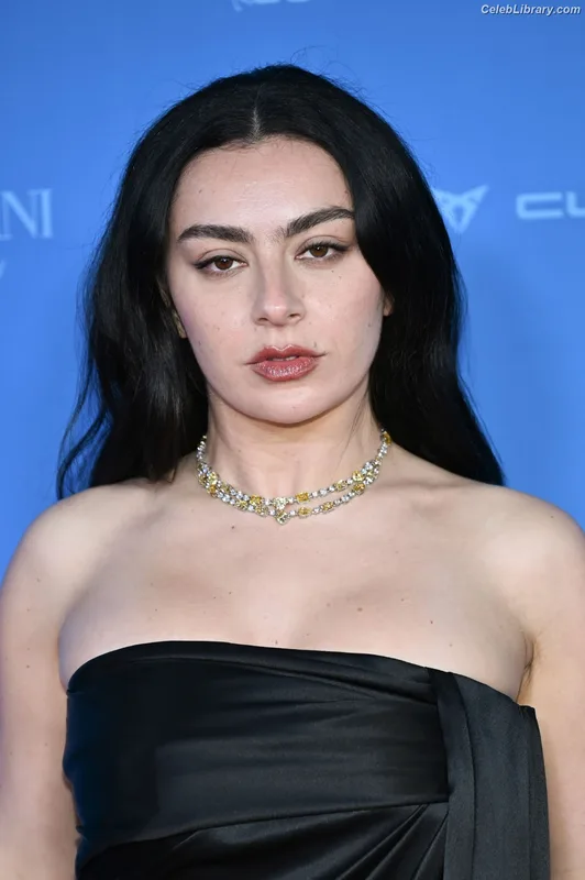 Charli XCX photo 9 of 2701