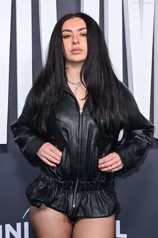 Charli XCX photo 1 of 2701