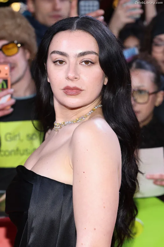Charli XCX photo 20 of 2701