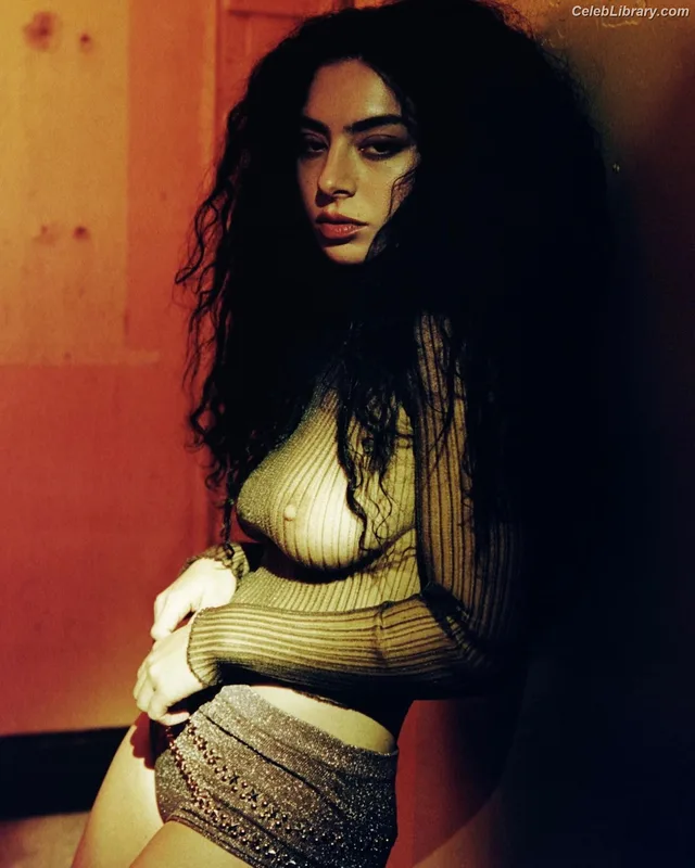 Charli XCX photo 10 of 2701