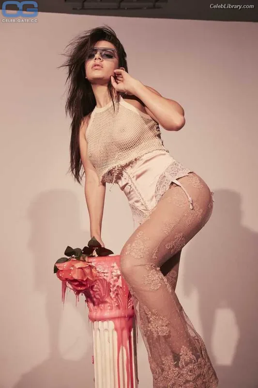 Charli XCX photo 20 of 2701
