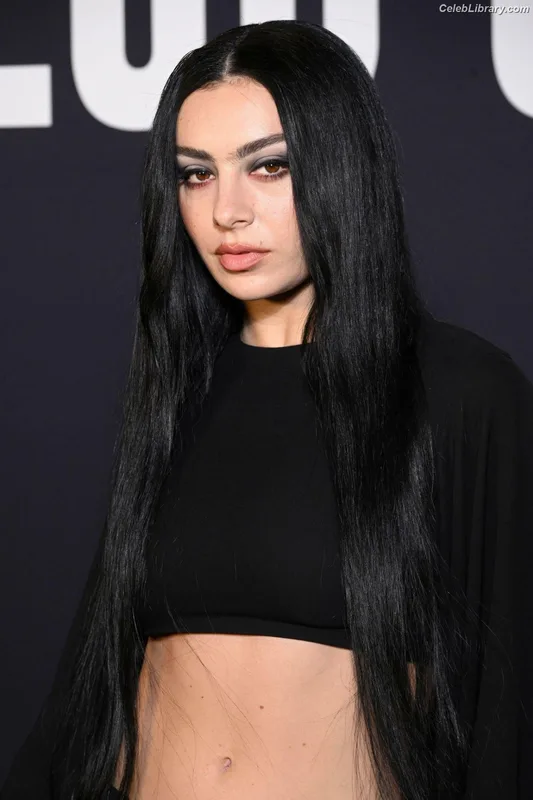 Charli XCX photo 20 of 2701