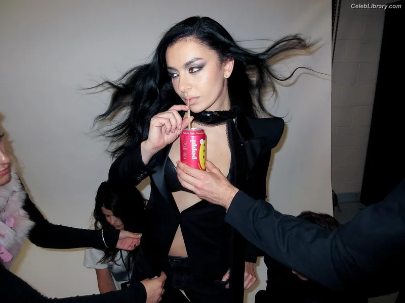 Charli XCX photo 24 of 2701