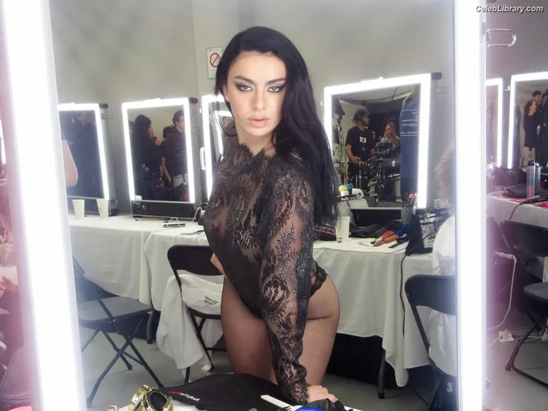 Charli XCX photo 1 of 2701