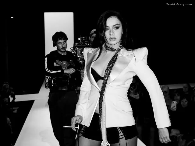 Charli XCX photo 9 of 2701