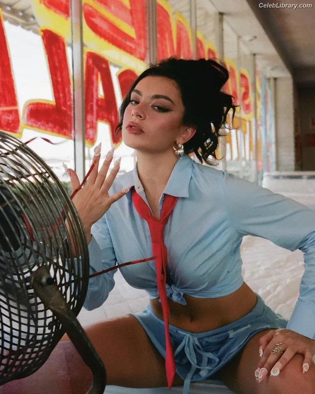 Charli XCX photo 10 of 2701