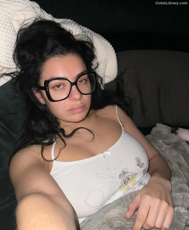 Charli XCX photo 3 of 2701