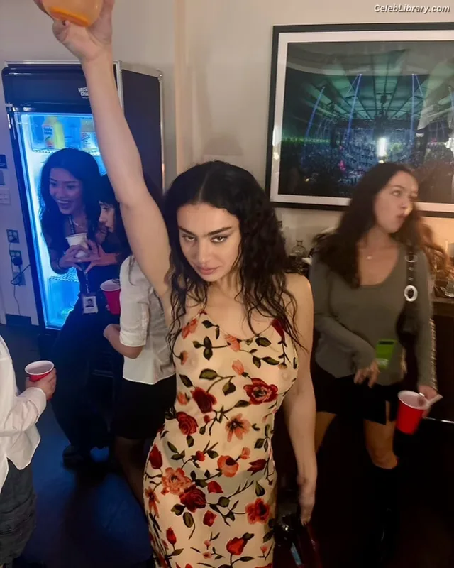 Charli XCX photo 19 of 2701