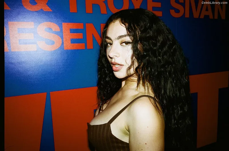 Charli XCX photo 24 of 2701