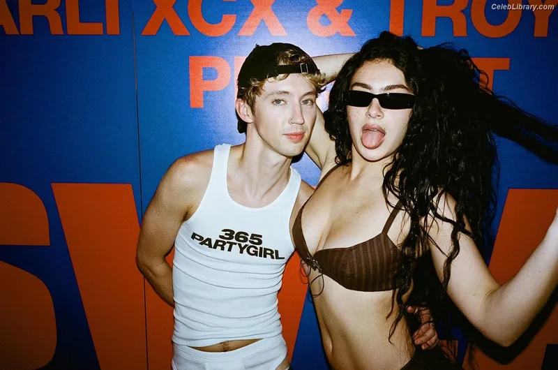 Charli XCX photo 2 of 2701