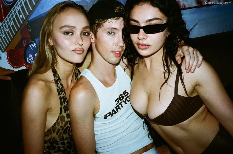 Charli XCX photo 5 of 2701