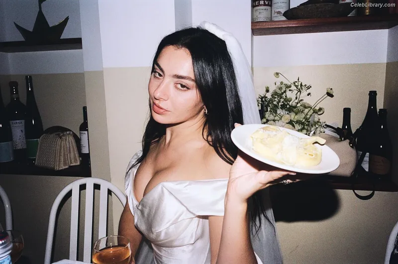 Charli XCX photo 10 of 2701