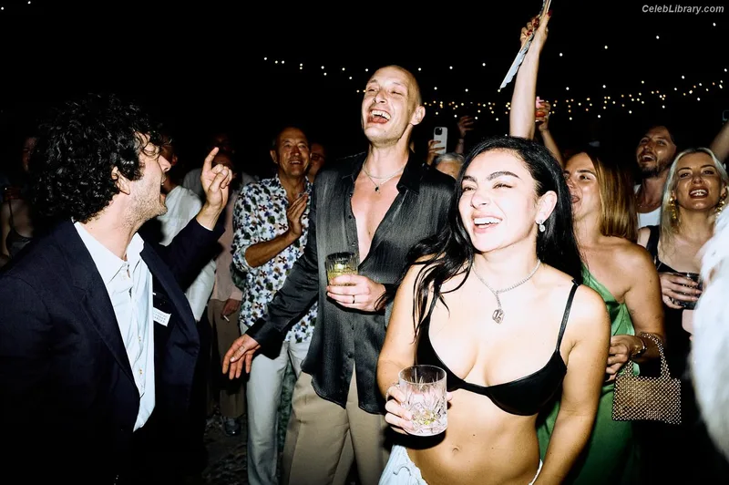 Charli XCX photo 22 of 2701