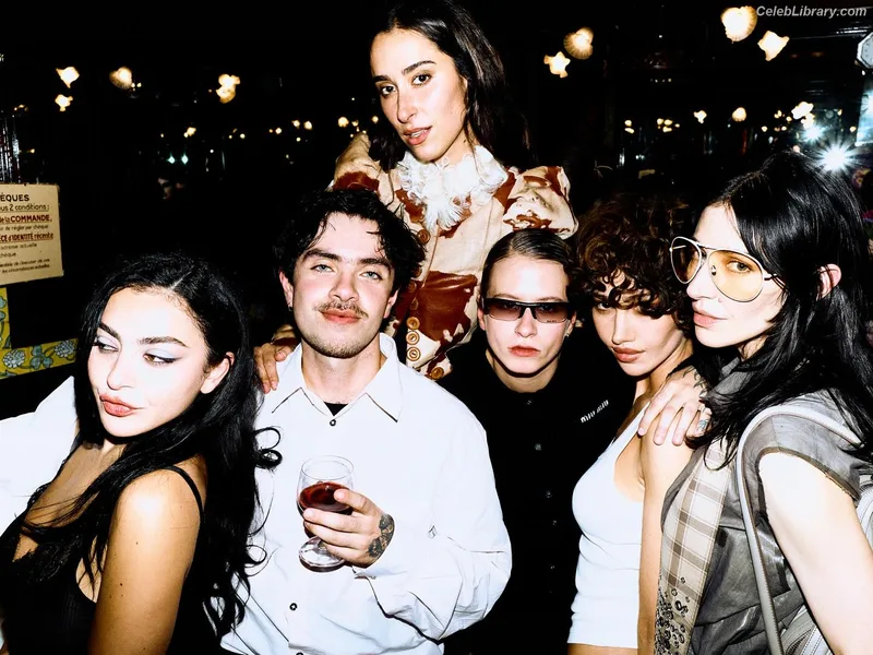 Charli XCX photo 9 of 2701