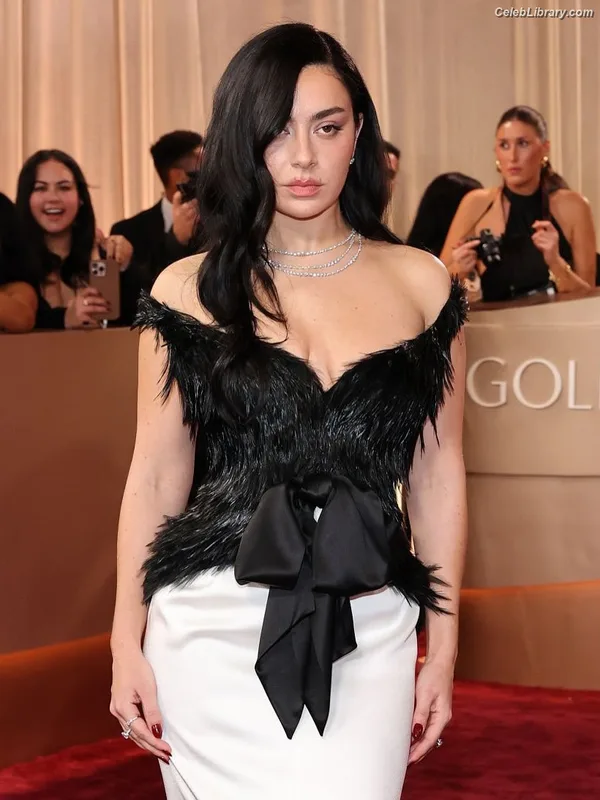 Charli XCX photo 2 of 2701
