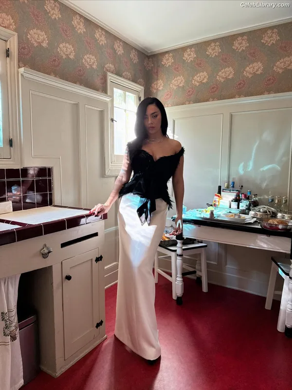 Charli XCX photo 8 of 2701