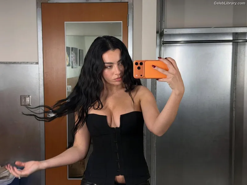 Charli XCX photo 2 of 2701