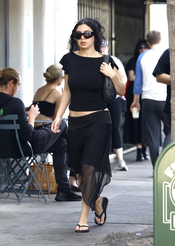 Charli XCX photo 1 of 2701
