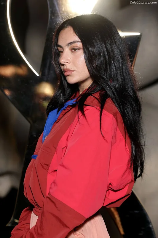 Charli XCX photo 5 of 2701