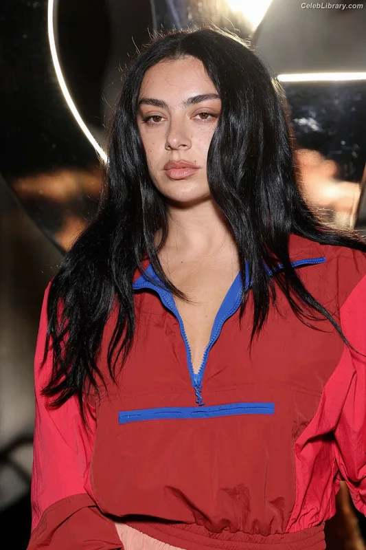 Charli XCX photo 6 of 2701