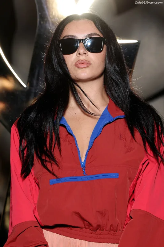 Charli XCX photo 7 of 2701