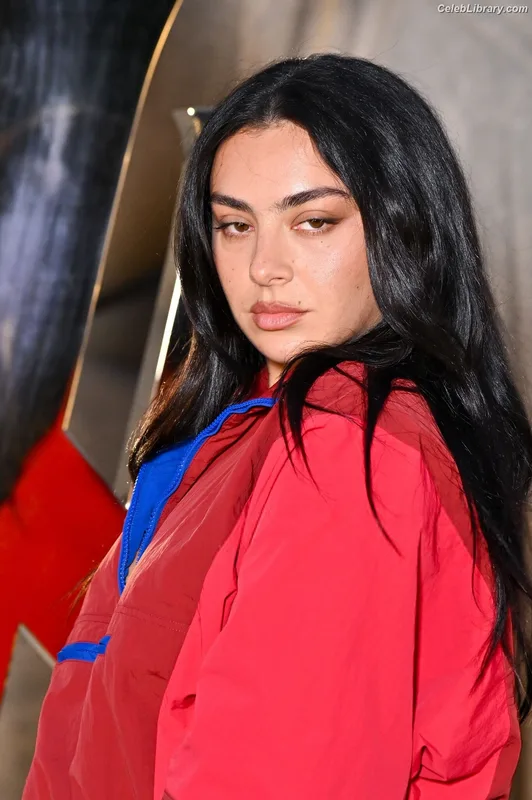 Charli XCX photo 9 of 2701