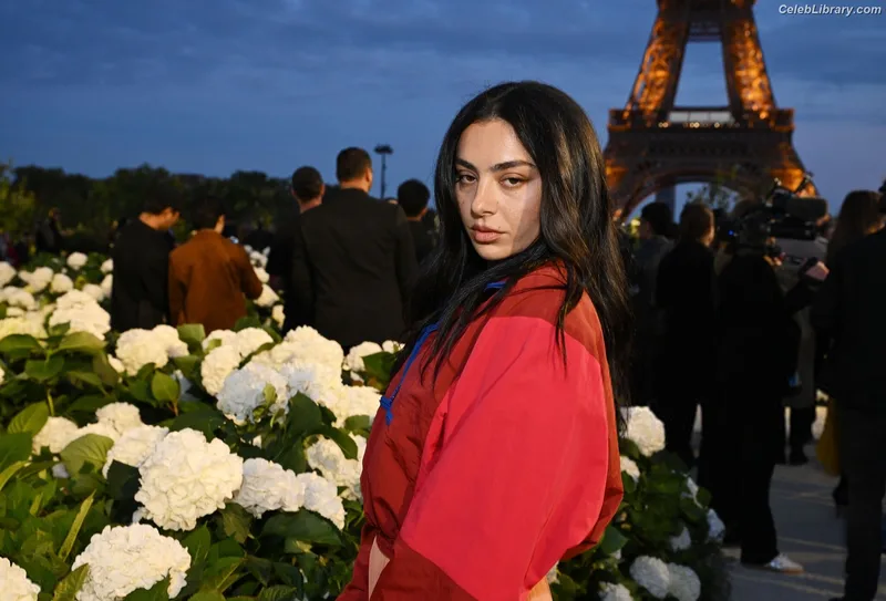 Charli XCX photo 19 of 2701