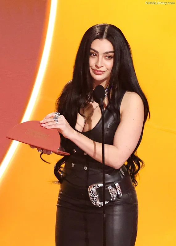 Charli XCX photo 3 of 2701