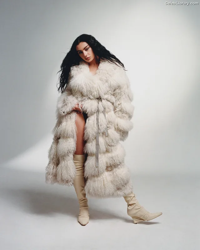 Charli XCX photo 6 of 2701