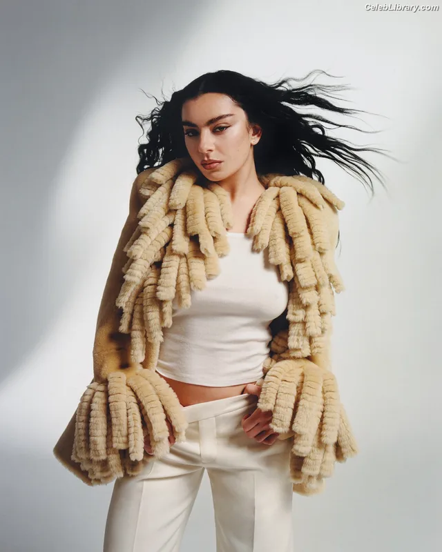 Charli XCX photo 8 of 2701
