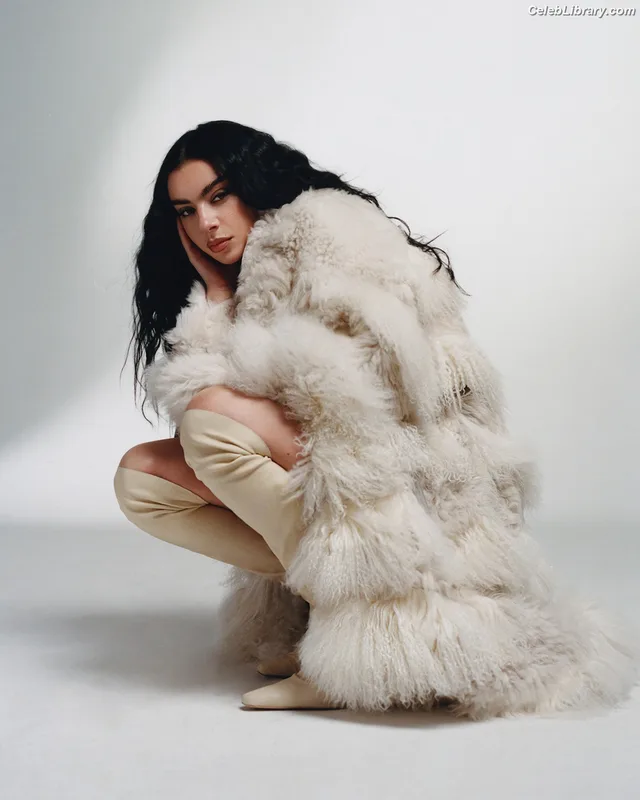 Charli XCX photo 9 of 2701