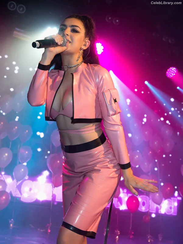 Charli XCX photo 23 of 2701