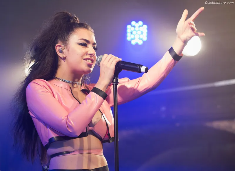 Charli XCX photo 1 of 2701