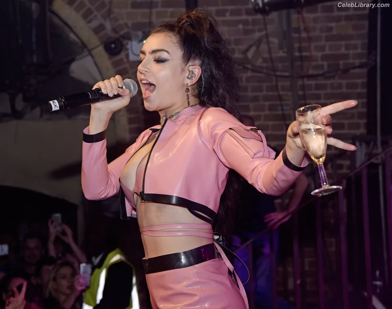 Charli XCX photo 2 of 2701