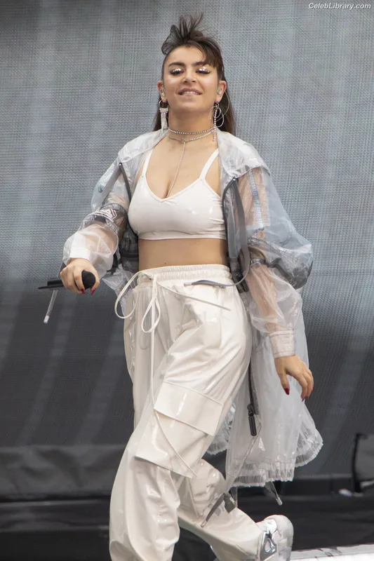 Charli XCX photo 3 of 2701