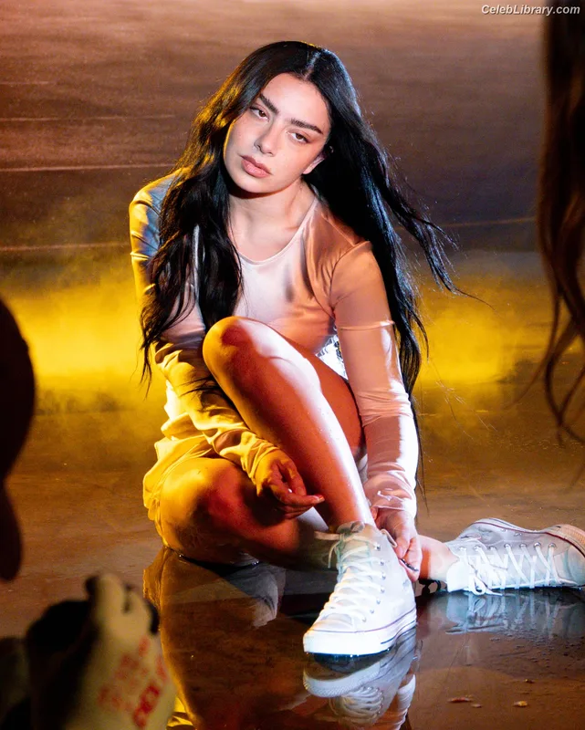 Charli XCX photo 6 of 2701