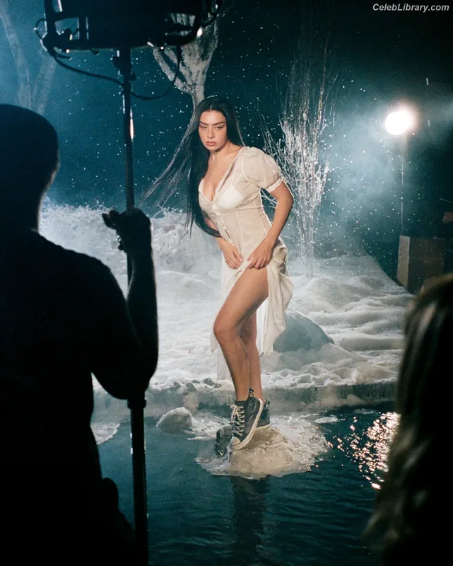 Charli XCX photo 8 of 2701