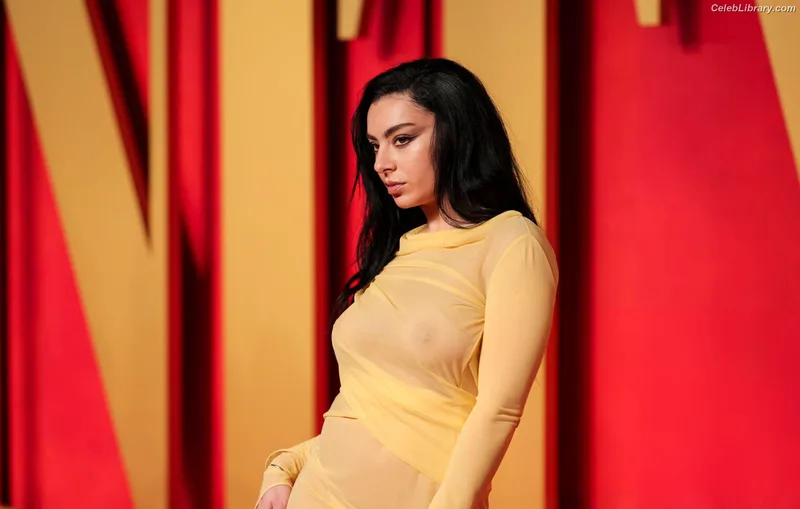 Charli XCX photo 2 of 2701