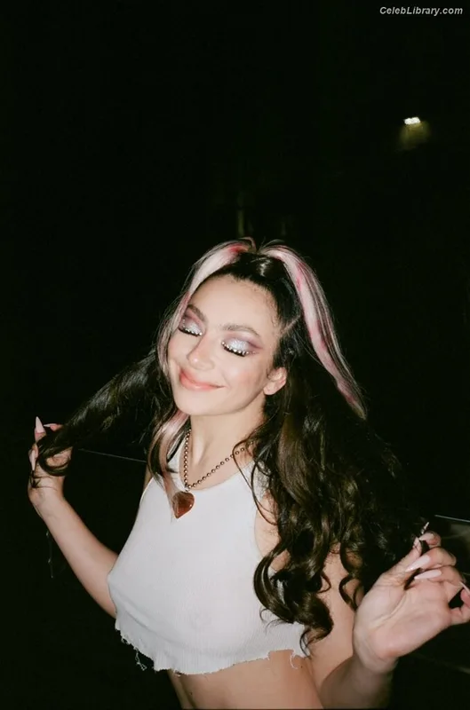 Charli XCX photo 7 of 2701