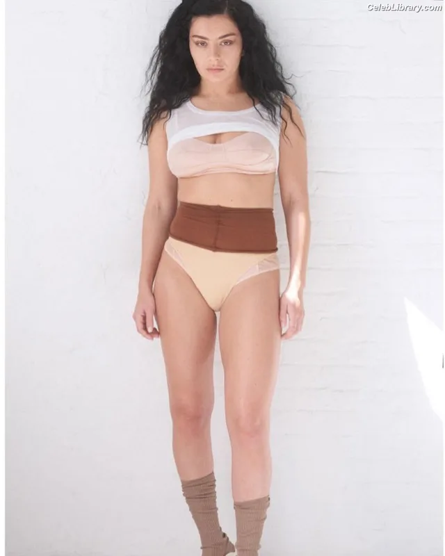 Charli XCX photo 22 of 2701