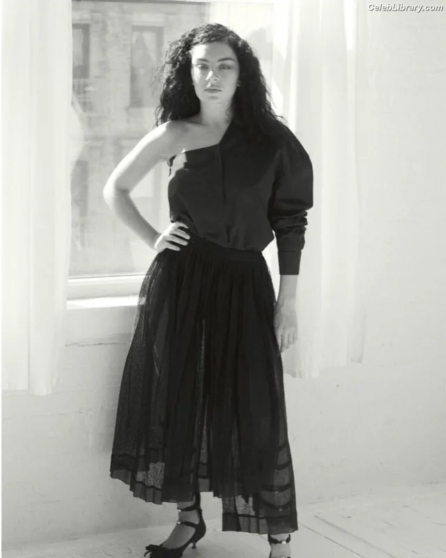 Charli XCX photo 24 of 2701
