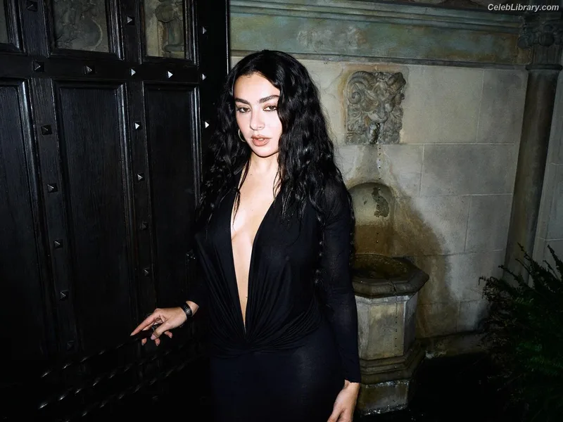 Charli XCX photo 1 of 2701