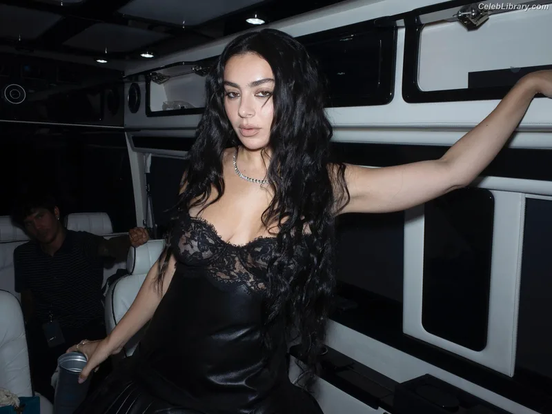 Charli XCX photo 3 of 2701