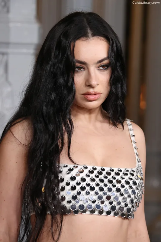 Charli XCX photo 6 of 2701