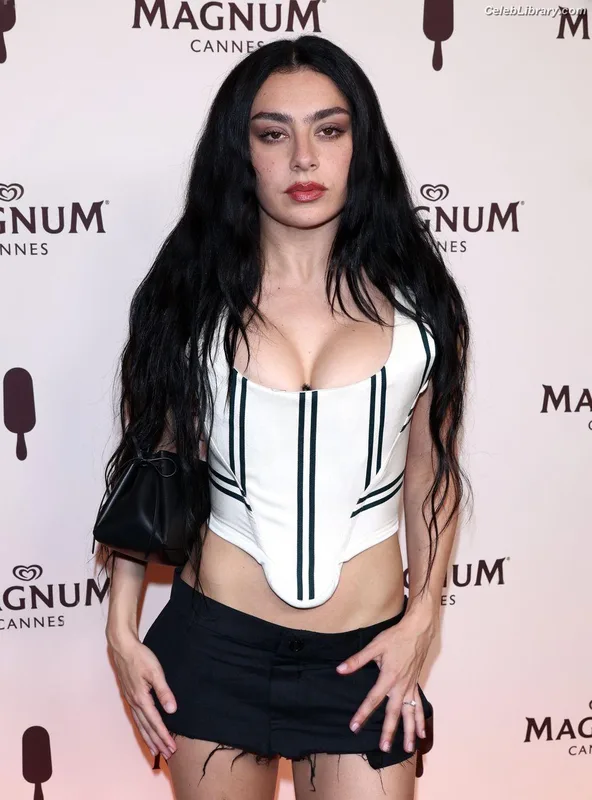 Charli XCX photo 22 of 2701