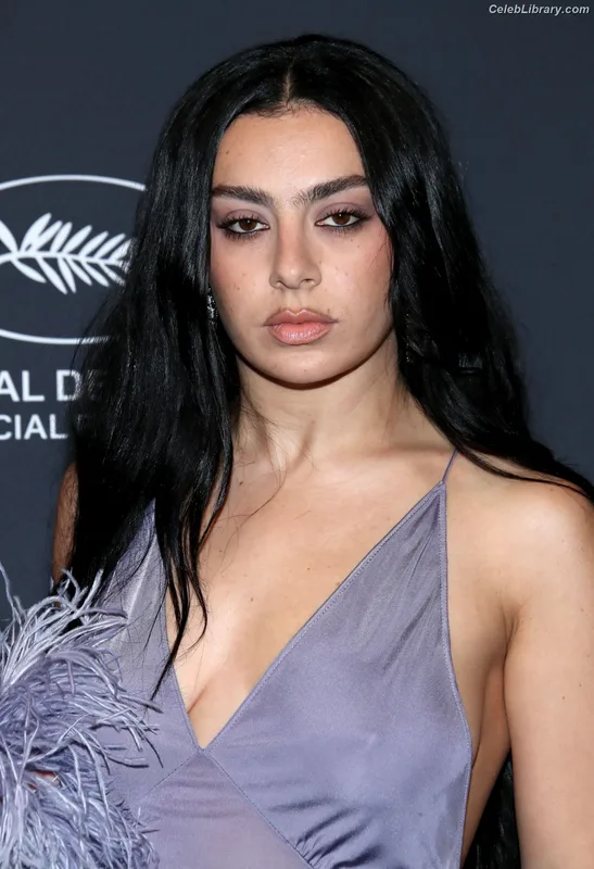 Charli XCX photo 1 of 2701