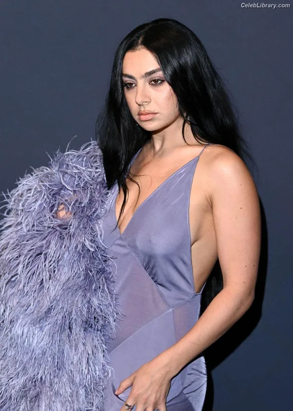 Charli XCX photo 2 of 2701