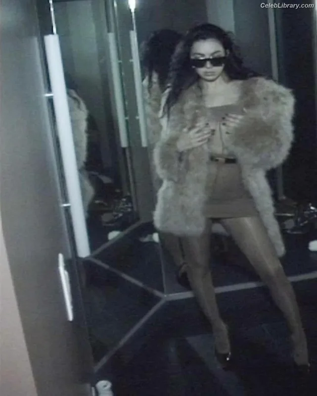 Charli XCX photo 6 of 2701