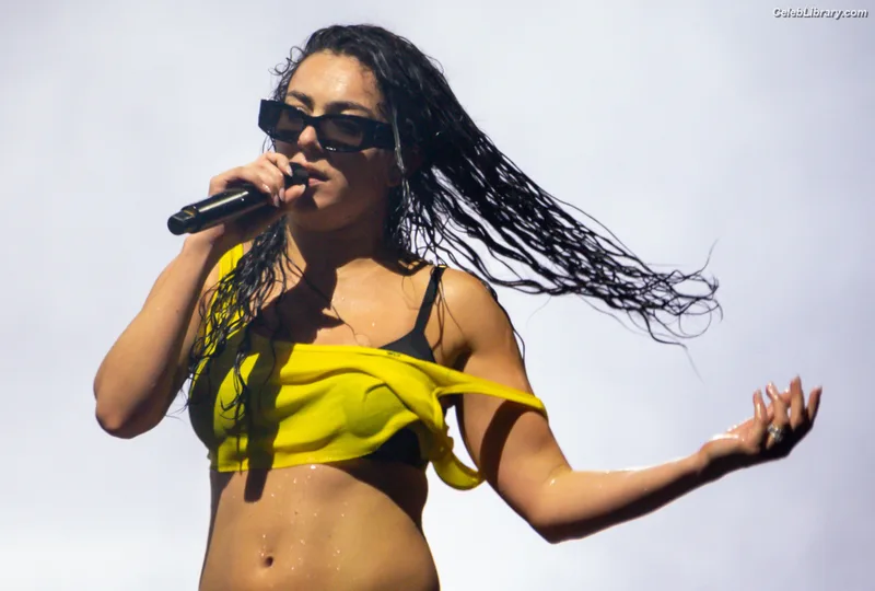 Charli XCX photo 20 of 2701