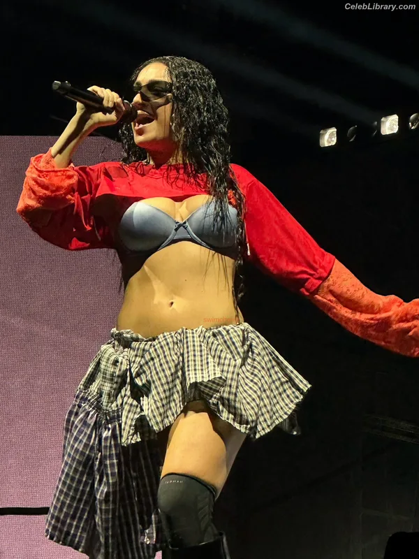 Charli XCX photo 21 of 2701